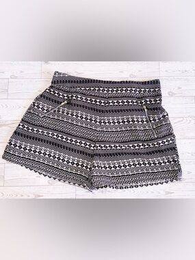 Black & White Patterned Women’s Shorts - size Large
